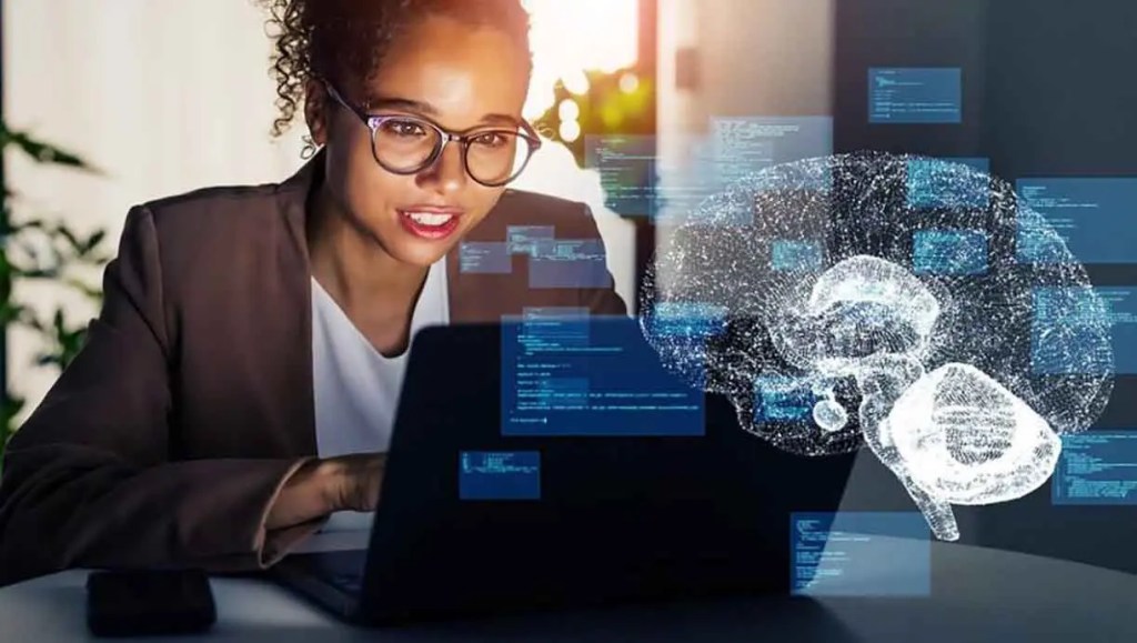 Mujer sonriente usando una laptop con gráficos de datos y un cerebro digital superpuesto en un entorno de oficina.