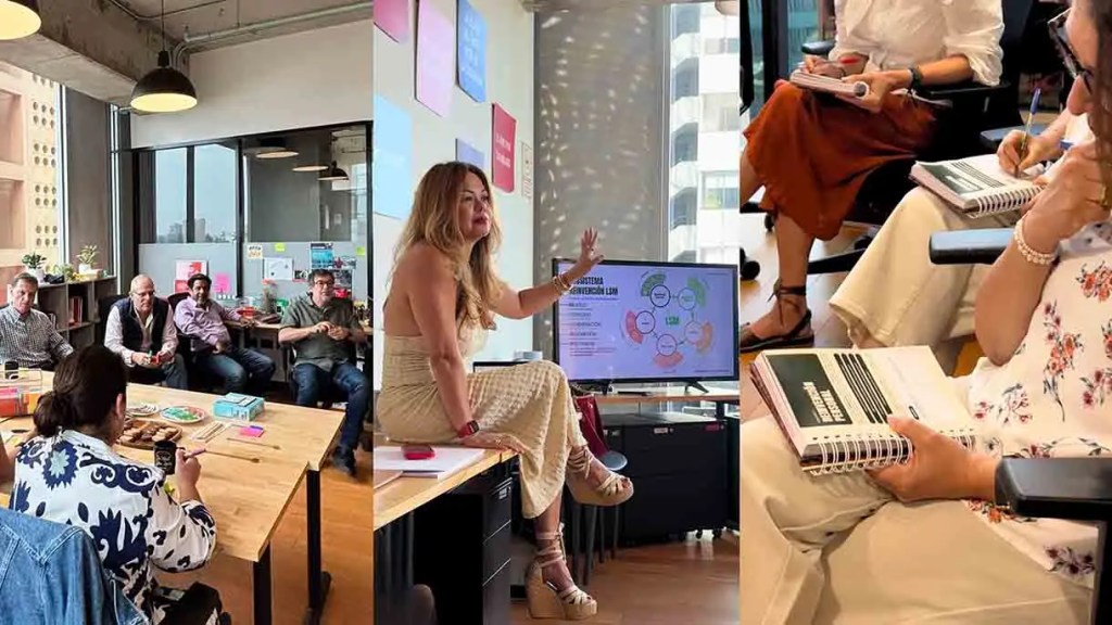 Reunión de trabajo en una oficina moderna, con grupo de personas escuchando a una presentadora que utiliza una pantalla para mostrar contenido. Varias personas toman notas y hay interacciones en un ambiente colaborativo.