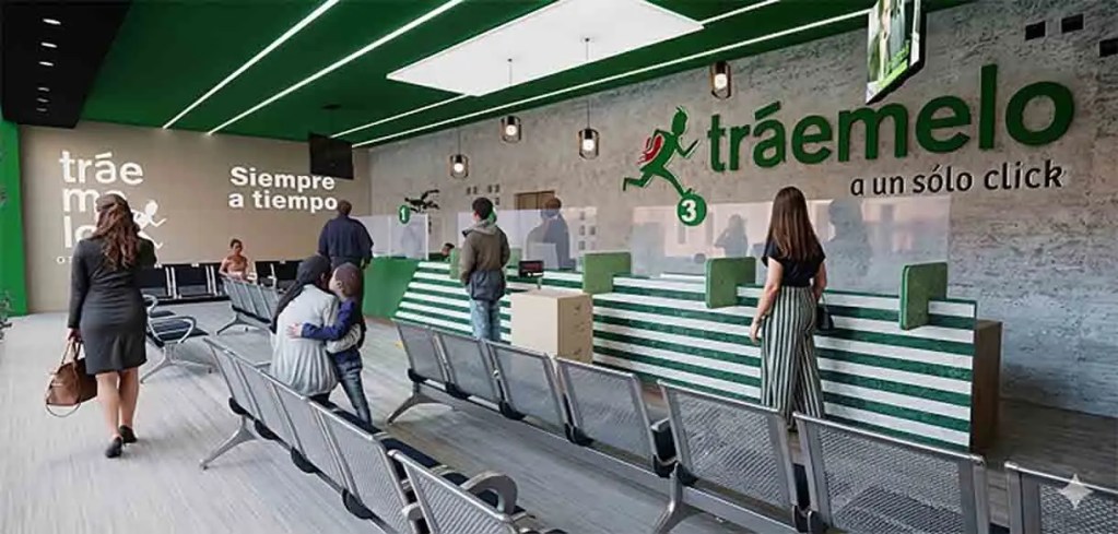 Interior de un área de servicio con un mostrador de atención al cliente, donde hay varias personas esperando y un gran letrero que dice 'tráemelo a un solo click'.