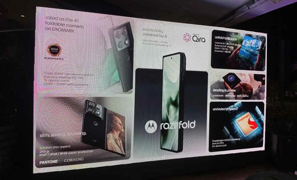 Publicidad de un teléfono inteligente con cámara plegable, destacando sus características como sistema de cámara de 50 MP, pantalla interna de 8.7" y procesador Snapdragon 8 Gen 1. Incluye información sobre su diseño delgado y resistente al agua.