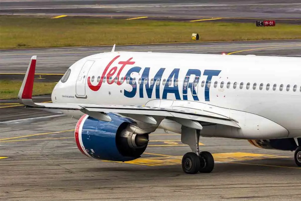 Aeropuerto con un avión de la aerolínea JetSMART en la pista.