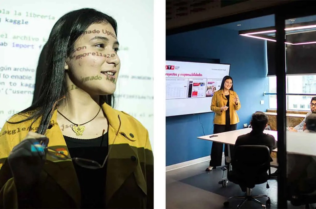 Una mujer joven con una chaqueta amarilla presenta en una sala de reuniones, con código proyectado sobre su cara, mientras un grupo de personas la observa.