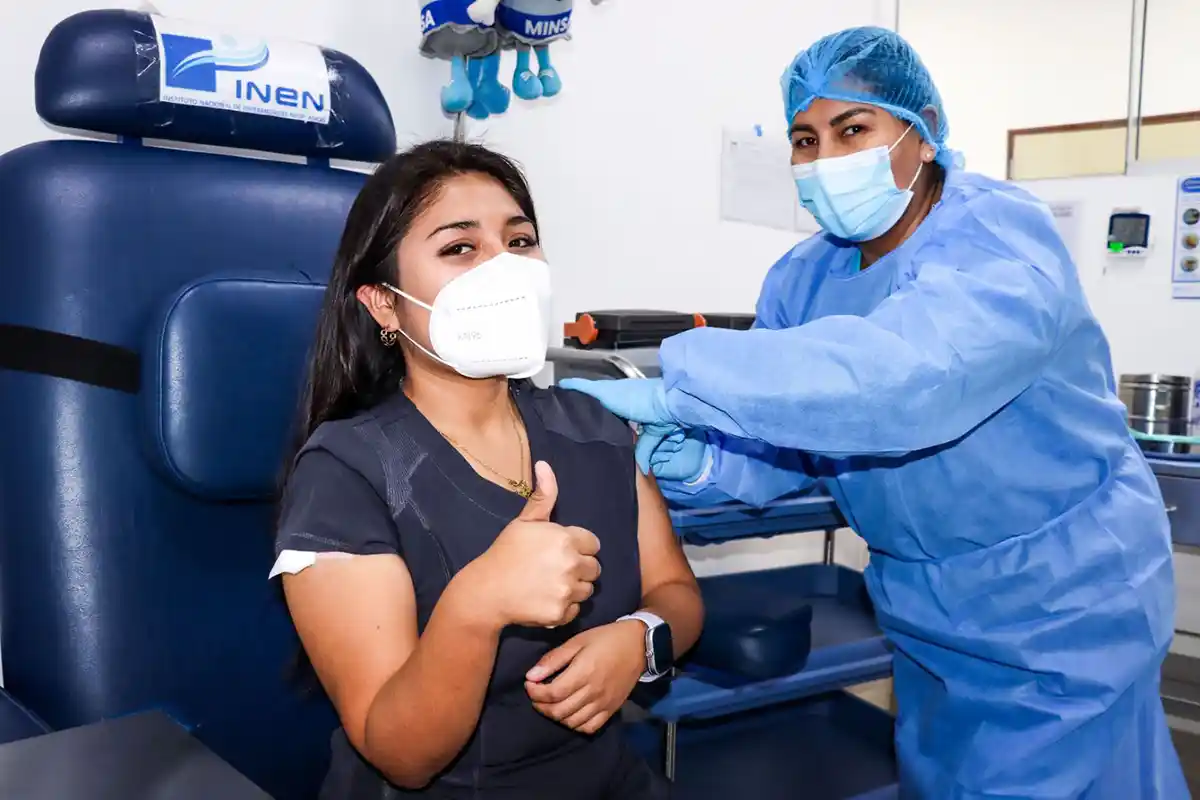 INEN fortalece la protección de pacientes oncológicos con más de 7,500 personas vacunadas en lo que va del año